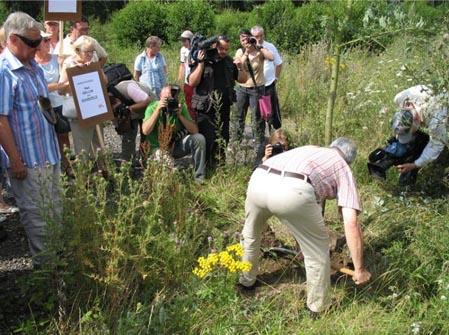 Jacq Fijnaut van de vereniging Stop Awacs (her)plant de eerste boom.