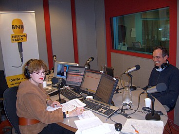 In de studio met presentatrice Harmke Pijpers